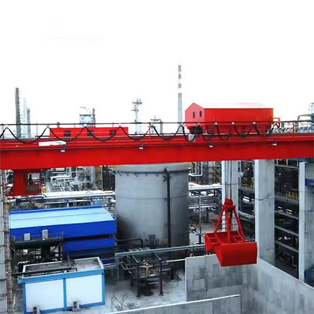Special bridge crane with a magnet and a grab